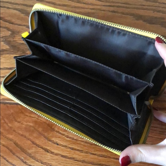 Yellow wallet - Picture 3 of 4